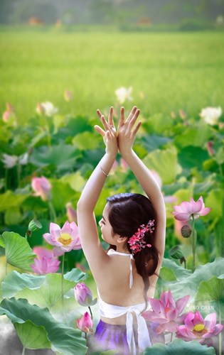 Ảnh[-]đẹp[-]thiếu[-]nữ[-]khoe[-]sắc[-]bên[-]hoa[-]sen[-]
